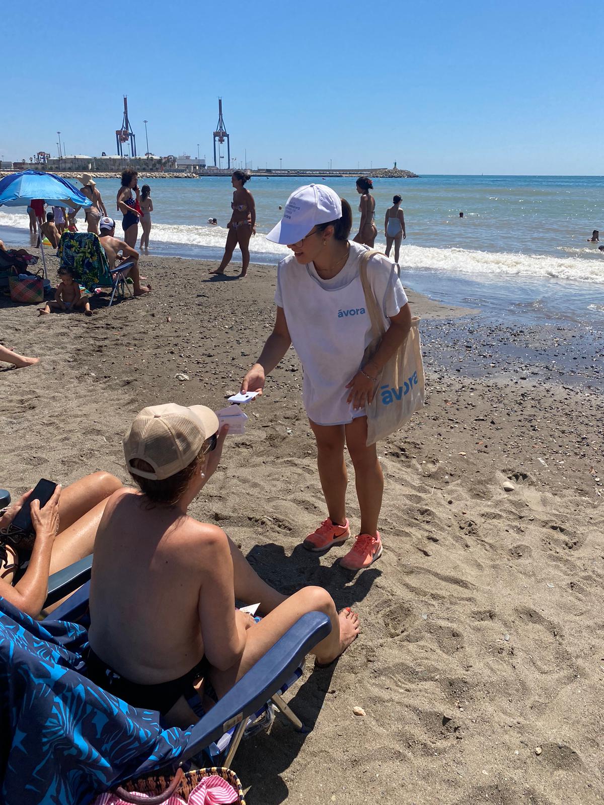 Concienciando en Murcia: 5.000 ceniceros portátiles para un verano más limpio