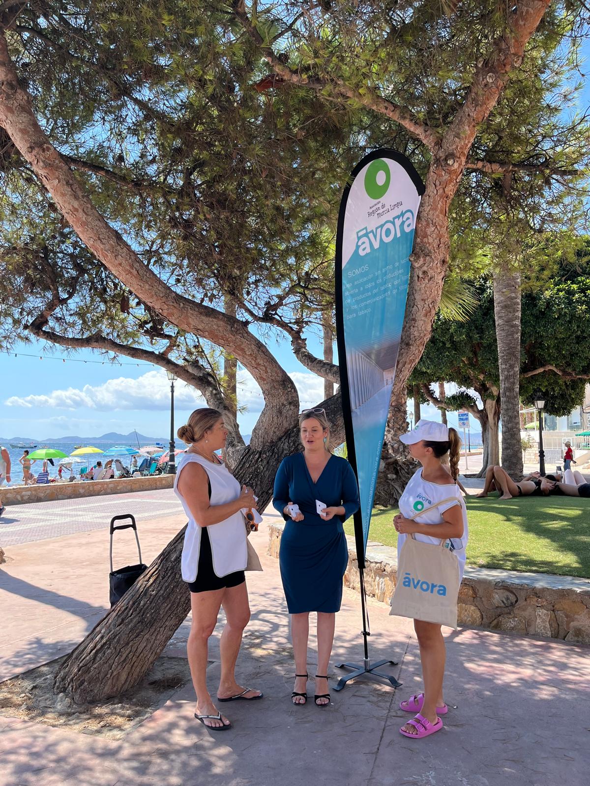 Concienciando en Murcia: 5.000 ceniceros portátiles para un verano más limpio